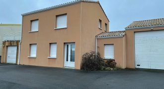 À LOUER  Local d’activité d’environ 200 m² avec bureaux, garages et stockage extérieur