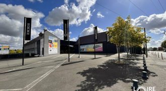 LOIRE OCÉAN EXPANSION vous propose à la LOCATION :Une grande surface commerciale de 1 600 m², située en zone artisanale et commerciale retail, à fort passage, avec une excellente accessibilité et un grand parking privé de 80 places. LOIRE OCÉAN EXPANSION vous propose à la LOCATION :Une grande surface commerciale de 1 600 m², située en zone artisanale et commerciale retail, à fort passage, avec une excellente accessibilité et un grand parking privé de 80 places.