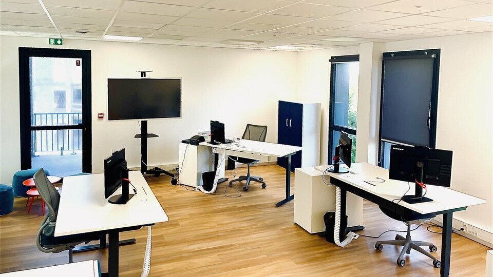 Plateau de bureaux contemporains–aménagement ergonomique et modulable, postes de travail -, espace lumineux et optimisé. © Loire Océan Expansion 2025